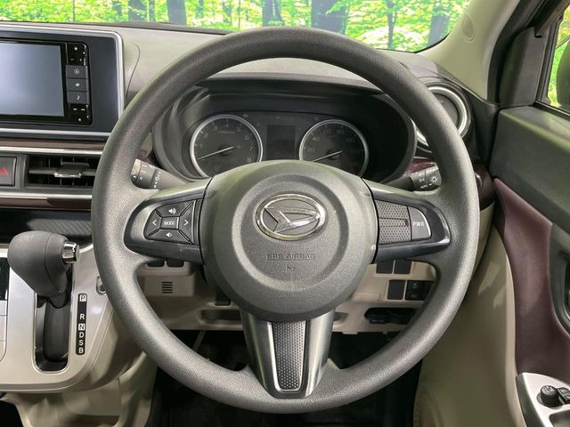 �C���e���A�ɍ��킹���f�U�C���̃X�e�A�����O�́A�^�]�������̂��Ƃ��l���A�^�]���₷���`��A�傫���ł��B�����x�A���ۂɐG���Ă��m���߂��������B