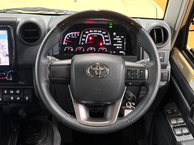 �C���e���A�ɍ��킹���f�U�C���̃X�e�A�����O�́A�^�]�������̂��Ƃ��l���A�^�]���₷���`��A�傫���ł��B�����x�A���ۂɐG���Ă��m���߂��������B