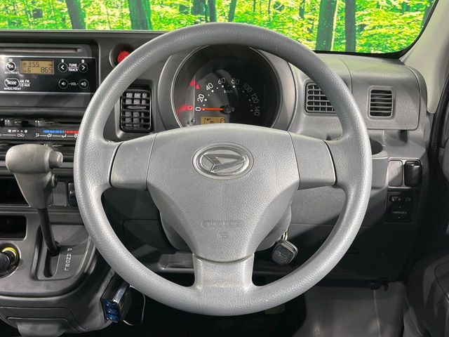 �C���e���A�ɍ��킹���f�U�C���̃X�e�A�����O�́A�^�]�������̂��Ƃ��l���A�^�]���₷���`��A�傫���ł��B�����x�A���ۂɐG���Ă��m���߂��������B