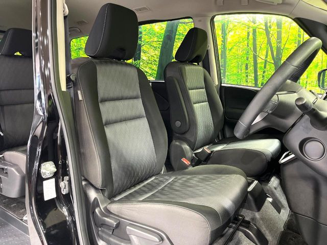 運転席まわりには十分なスペースがあり、大柄な方でもゆったり運転していただける環境です。