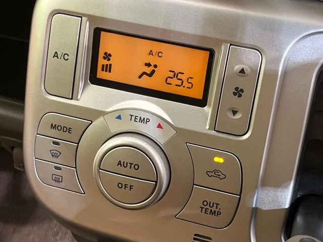 【オートエアコン】一度お好みの温度に設定すれば、車内の温度を検知し風量や温度を自動で調整。暑い&hellip;寒い&hellip;と何度もスイッチ操作をする必要はありません。快適な車内空間には必須の機能ですね♪