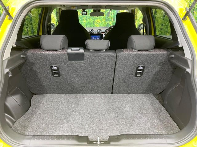 ���i�̂���������ʋ΁A���}���ɏ\���ȉ׎��X�y�[�X���m�ۂ��Ă���܂��B�Z�J���h�V�[�g��|���ƁA�傫�ȉו��̐ύڂ��\�ł���