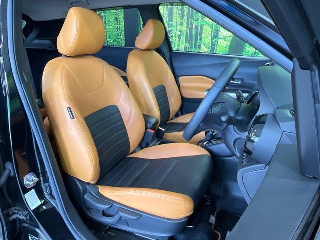 【合皮レザーシート】汚れのふき取りが容易でメンテナンスもが簡単な、機能性に優れる合成皮革を採用した上質なシートです。座り心地もよく、高級感あふれる心地良い車内空間を演出してくれます。