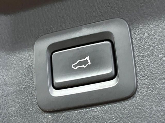 【パワーバックドア】スマートキーや運転席のボタンを押すだけでリアゲートが自動で開閉します!荷物を持っている時や、高い位置にあるバックドアを閉める際に便利な機能です♪