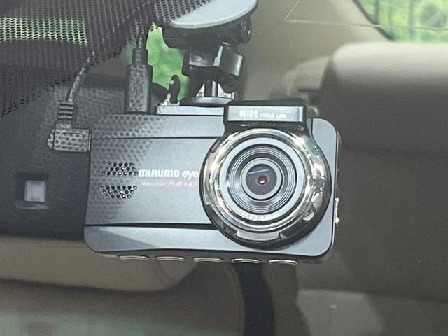 【ドライブレコーダー】安心・安全なカーライフに必須のドライブレコーダーを装備!走行中はもちろん、あおり運転や事故に遭遇した際の状況も映像で記録し、万一のリスクに備えます。