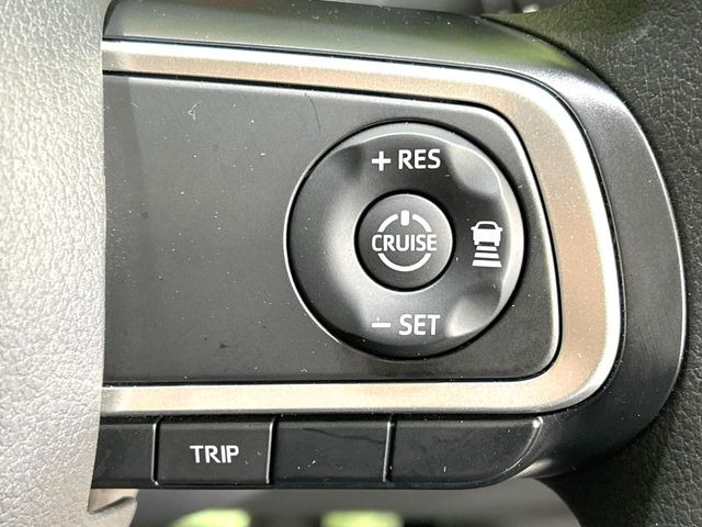 【アダプティブクルーズコントロール】高速道路での長距離走行が楽に!!自動で速度を保つクルーズコントロールが、衝突軽減システムと連携し、前方の車両を感知して車間を保つように速度調節してくれます!!