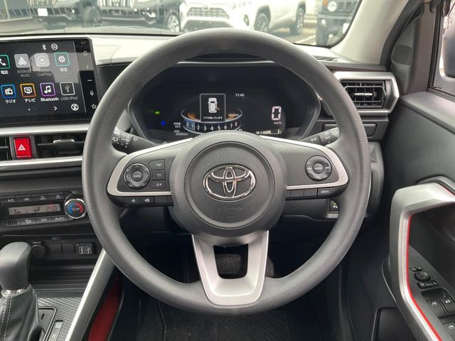 �C���e���A�ɍ��킹���f�U�C���̃X�e�A�����O�́A�^�]�������̂��Ƃ��l���A�^�]���₷���`��A�傫���ł��B�����x�A���ۂɐG���Ă��m���߂��������B