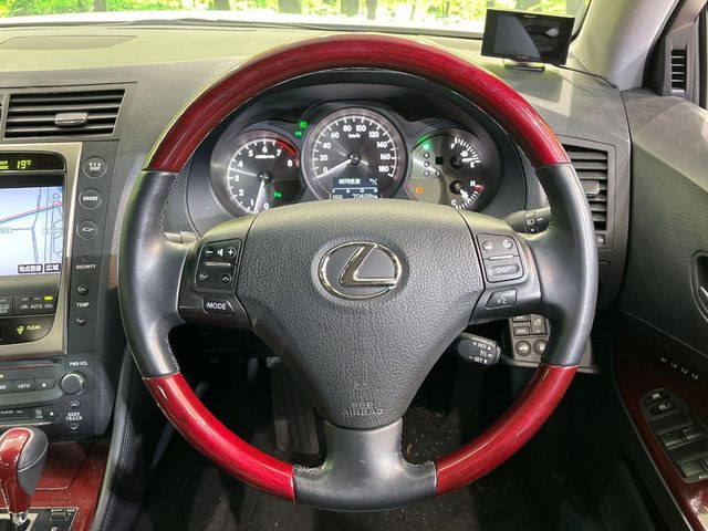 【ウッドコンビステアリング】高級感ある木目調パーツを採用した手に良く馴染むコンビハンドル。運転席廻りの雰囲気も一気に豪華になります!