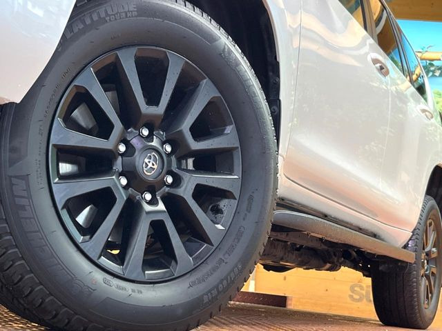 【グレード専用純正18インチアルミホイール】デザイン性の高い純正アルミホイールを装着しております。各種社外アルミホイールや、スタッドレスタイヤも取扱いしております。是非ご相談ください♪