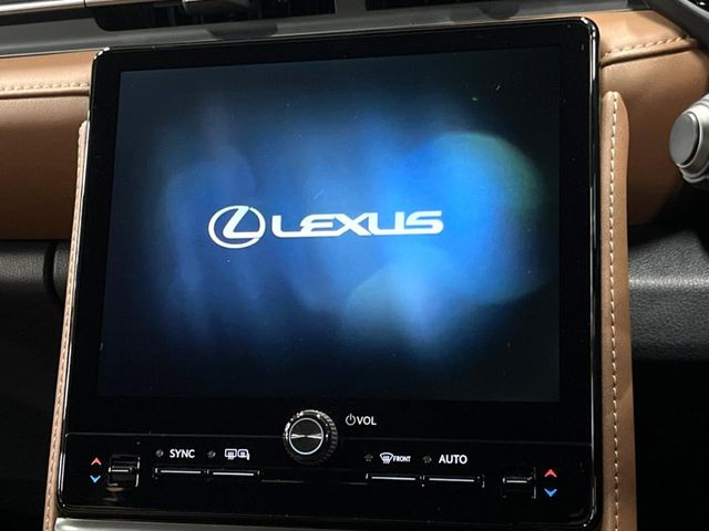 �y9.8�C���` �f�B�X�v���C�I�[�f�B�I�z���ʂ̃f�B�X�v���C��AppleCarPlay��AndroidAuto�����p�\�B�傫�ȉ�ʂŃX�}�z�i�r�A�v���������p���������܂���