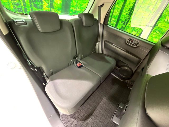 広々とした2列目シートは居住性が高く、居心地も快適!友達や家族とのお出かけにぴったりです。ベビーシートやチャイルドシート使用時も快適にお過ごしいただける十分な空間を確保しています。