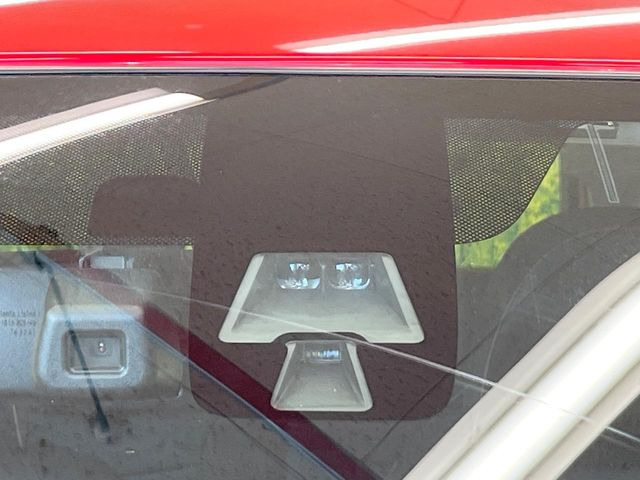 【三菱e-Assist】走行中に前方の車両等を認識し、衝突しそうな時は警報とブレーキで衝突回避と被害軽減をアシスト。より安全にドライブをお楽しみいただけます。