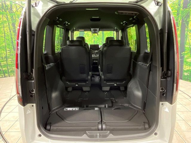 ���i�̂���������ʋ΁A���}���ɏ\���ȉ׎��X�y�[�X���m�ۂ��Ă���܂��B�Z�J���h�V�[�g��|���ƁA�傫�ȉו��̐ύڂ��\�ł���