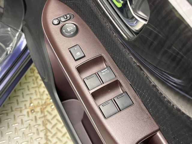 �y�d���i�[�~���[�z�T�C�h�~���[�͓d���i�[���ƂȂ��Ă���A�������ԏ�ł��L�Y�������X�N��}�����܂��B