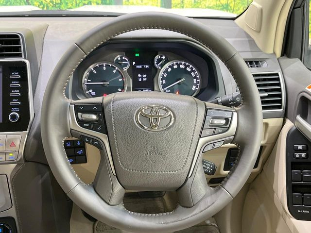 ステアリングも使用感が少なく、きれいな状態となっております♪