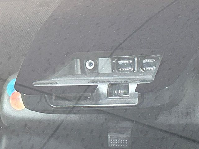 【プリクラッシュセーフティ】前方の車両等を検知し、衝突しそうな時は警報で注意を促し、ブレーキを踏む力をサポート。ブレーキを踏めなかった場合は衝突被害軽減ブレーキが作動、衝突回避をサポートします。