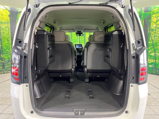 ���i�̂���������ʋ΁A���}���ɏ\���ȉ׎��X�y�[�X���m�ۂ��Ă���܂��B�Z�J���h�V�[�g��|���ƁA�傫�ȉו��̐ύڂ��\�ł���