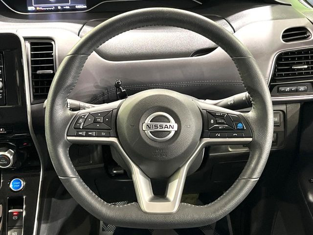 インテリアに合わせたデザインのステアリングは、運転される方のことも考え、運転しやすい形状、大きさです。是非一度、実際に触ってお確かめください。