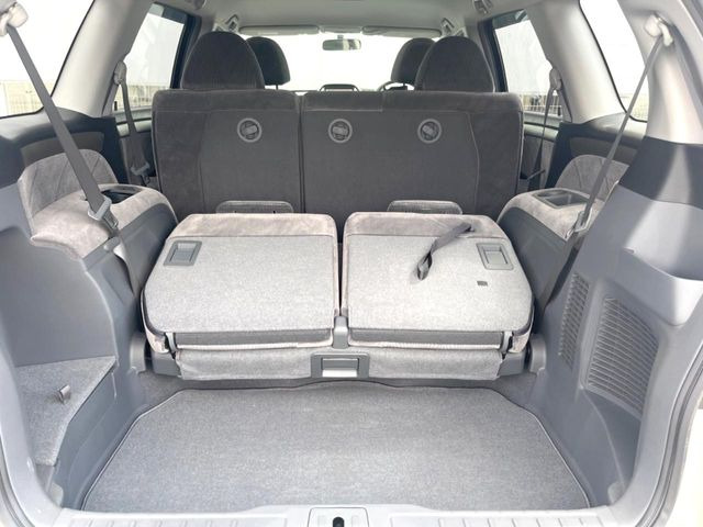 普段のお買い物や通勤、送迎等に十分な荷室スペースを確保しております。セカンドシートを倒すと、大きな荷物の積載も可能です♪