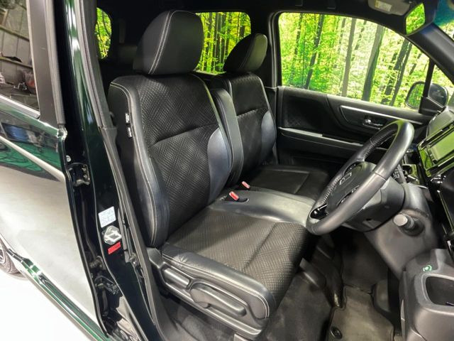 【ハーフレザーシート】高級感と座り心地を両立した人気のシート♪背面・座面のファブリック素材は、通気性の良さや滑りにくさに優れています。気温や服装に左右されず快適にお乗りいただけます。