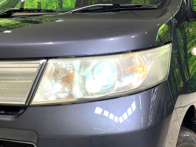 【HIDヘッドライト】非常に明るく前方を照らしてくれるので、悪天候や夜間の走行時も視界良好で安心してお乗りいただけます。