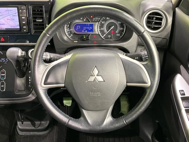 �C���e���A�ɍ��킹���f�U�C���̃X�e�A�����O�́A�^�]�������̂��Ƃ��l���A�^�]���₷���`��A�傫���ł��B�����x�A���ۂɐG���Ă��m���߂��������B