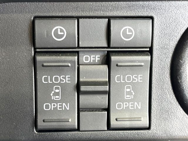 【両側パワースライドドア】スマートキーや運転席のスイッチで後席両側スライドドアの開閉が可能♪電動だから力を入れてドアを開ける必要が無く、小さなお子様でも簡単に開け閉めでき快適です♪