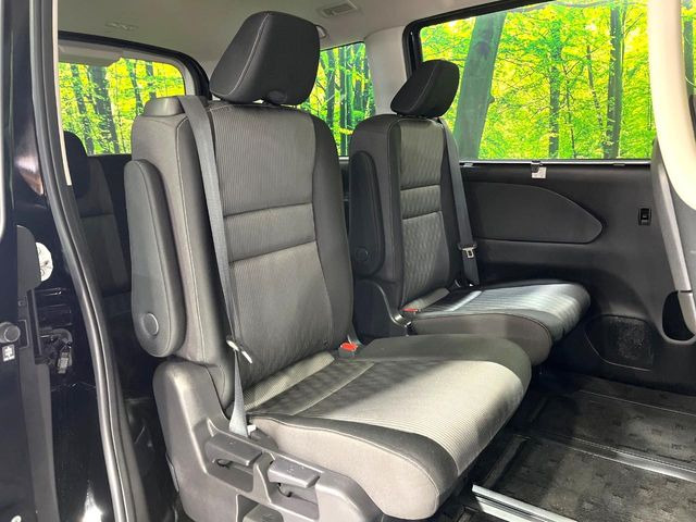 広々とした2列目シートは居住性が高く、居心地も快適!友達や家族とのお出かけにぴったりです。ベビーシートやチャイルドシート使用時も快適にお過ごしいただける十分な空間を確保しています。