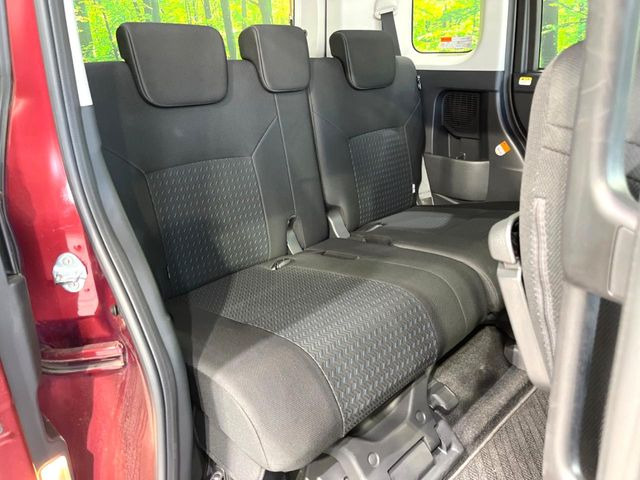 後部座席も気になるようなキズ・汚れやへたり等、大きなダメージはなく、良好な状態です。