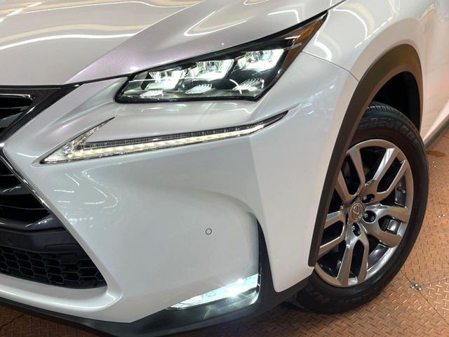 【三眼LEDヘッドライト】スタイリッシュな見た目の三眼LEDヘッドライトを装備♪スタイルだけでなく、夜間の走行も視界良好で安心してお乗りいただけます。