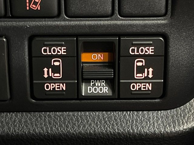 【両側パワースライドドア】スマートキーや運転席のスイッチで後席両側スライドドアの開閉が可能♪電動だから力を入れてドアを開ける必要が無く、小さなお子様でも簡単に開け閉めでき快適です♪