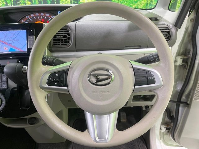 �C���e���A�ɍ��킹���f�U�C���̃X�e�A�����O�́A�^�]�������̂��Ƃ��l���A�^�]���₷���`��A�傫���ł��B�����x�A���ۂɐG���Ă��m���߂��������B