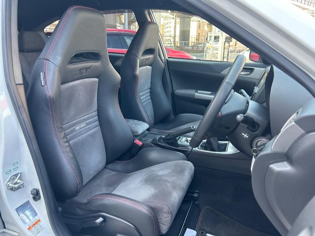 【RECARO製バケットシート】人間工学に基づいた面圧分布によって腰への負担や長時間運転時の疲労発生を軽減☆一目でレカロとわかるスポーティなルックスが特徴です。