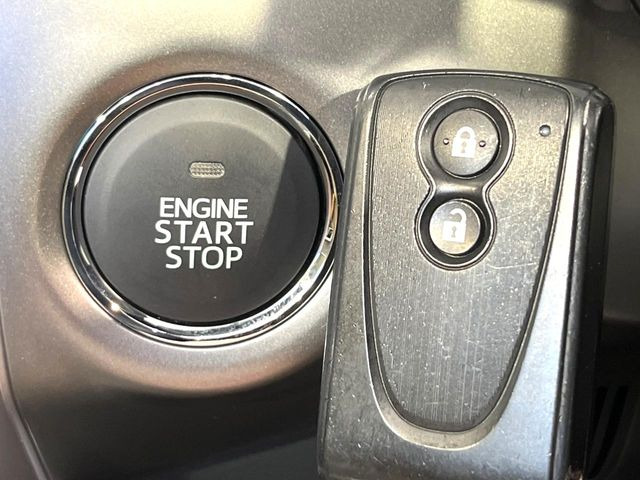 【キーフリーシステム】カバンやポケットに入れたままでもドアの施錠・解錠が可能なスマートキーを装備。エンジンのオン・オフ時もカギを取り出す必要が無いからとっても便利です♪
