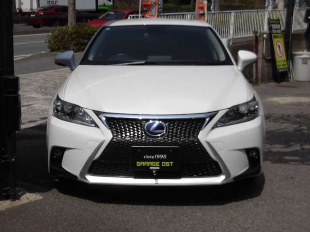 人気のレクサスCTが、革シートモデルのバージョンLで、中期Fスポーツフェイス スピンドル グリルで、純正ナビで、バックカメラで、フルセグTVで、シートヒーターで、車検2年整備付きで驚きの価格^^