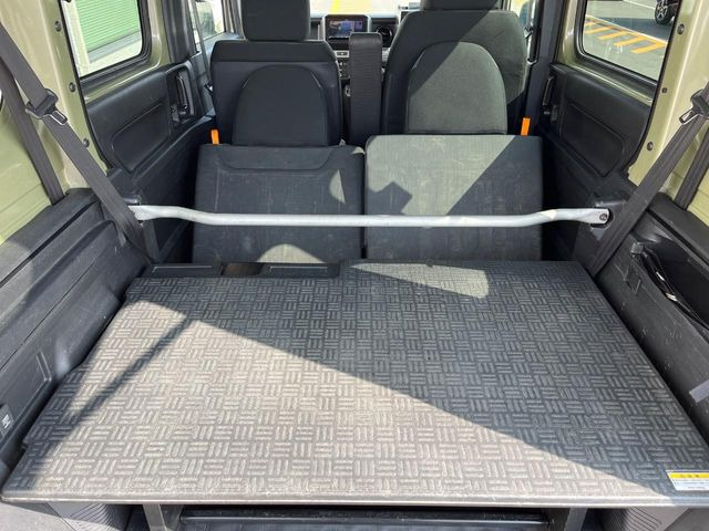 ���i�̂���������ʋ΁A���}���ɏ\���ȉ׎��X�y�[�X���m�ۂ��Ă���܂��B�Z�J���h�V�[�g��|���ƁA�傫�ȉו��̐ύڂ��\�ł���