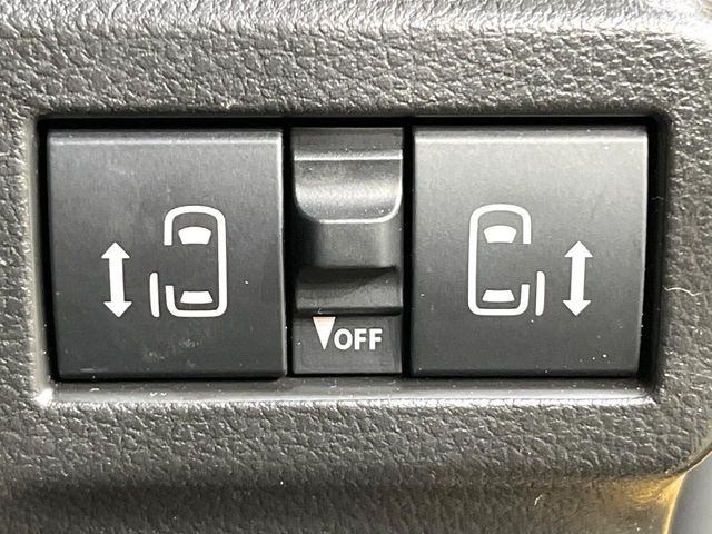 【両側パワースライドドア】スマートキーや運転席のスイッチで後席両側スライドドアの開閉が可能♪電動だから力を入れてドアを開ける必要が無く、小さなお子様でも簡単に開け閉めでき快適です♪