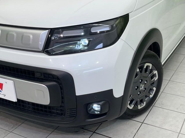 【LEDヘッドライト】悪天候や夜間走行時も良好な視界を確保し安心して運転できる高輝度LEDヘッドライトを装備!点灯速度が早く、消費電力も抑えられています。