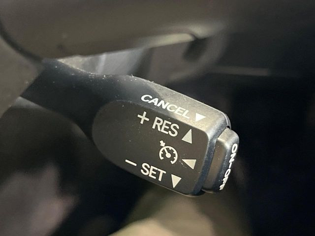 【クルーズコントロール】高速道路もラクラク走行。アクセルを離しても一定速度で走行ができ、長距離運転時の負担を軽減!加速・減速も簡単なスイッチ操作で調整できます。