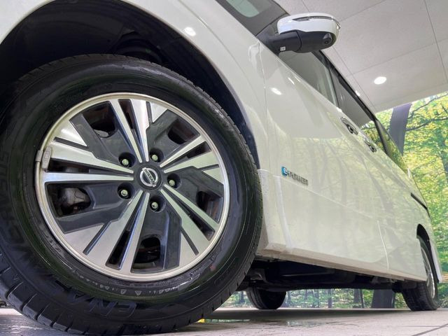 【純正15インチアルミホイール】外観にマッチした純正アルミホイールを装着しております。各種社外アルミホイールや、スタッドレスタイヤも取扱いしております。是非ご相談ください♪