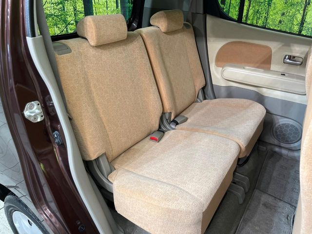 広々とした2列目シートは居住性が高く、居心地も快適!友達や家族とのお出かけにぴったりです。ベビーシートやチャイルドシート使用時も快適にお過ごしいただける十分な空間を確保しています。