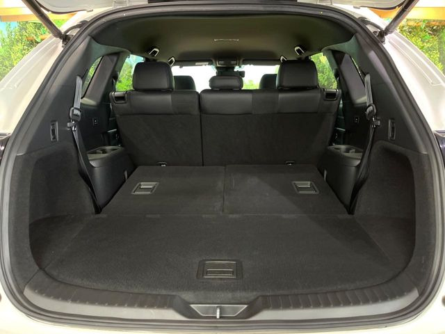 後席を格納すると、これだけの広さが!シーンに合わせたシートアレンジで、大きな荷物も積むことが出来ます♪