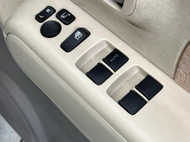 【電動格納ミラー】サイドミラーは電動格納式となっており、狭い駐車場でもキズがつくリスクを抑えられます。