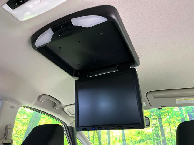 【フリップダウンモニター】大画面モニターで後席でもエンタメをお楽しみいただけます。小さなお子様にも大人気の装備です♪