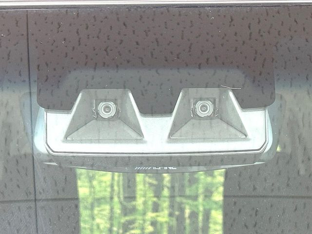 【スマートアシスト】走行中に前方の車両等を認識し、衝突しそうな時は警報とブレーキで衝突回避と被害軽減をアシスト。より安全にドライブをお楽しみいただけます。