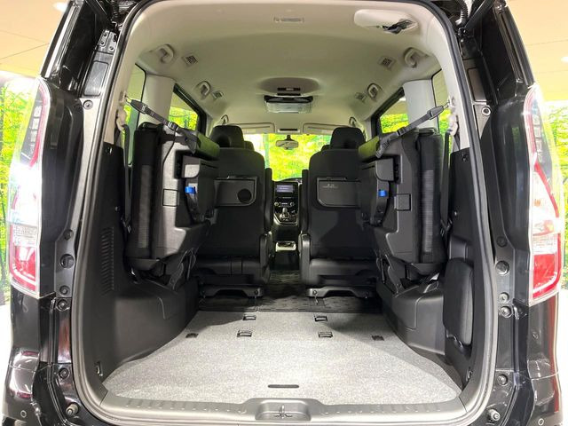 普段のお買い物や通勤、送迎等に十分な荷室スペースを確保しております。セカンドシートを倒すと、大きな荷物の積載も可能です♪