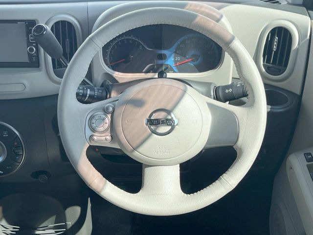 �C���e���A�ɍ��킹���f�U�C���̃X�e�A�����O�́A�^�]�������̂��Ƃ��l���A�^�]���₷���`��A�傫���ł��B�����x�A���ۂɐG���Ă��m���߂��������B