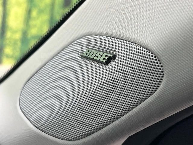 【BOサウンドシステム】メーカーオプションの高品位サウンドシステムを搭載。専用のチューニングが施された大小様々なスピーカーから良質なサウンドが奏でられ、臨場感あふれる音響空間を演出します