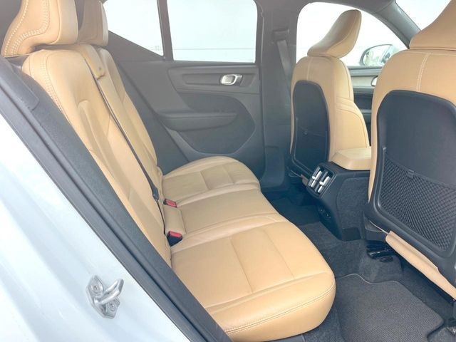 ●後部座席も気になるようなキズ・汚れやへたり等、大きなダメージはなく、良好な状態です。