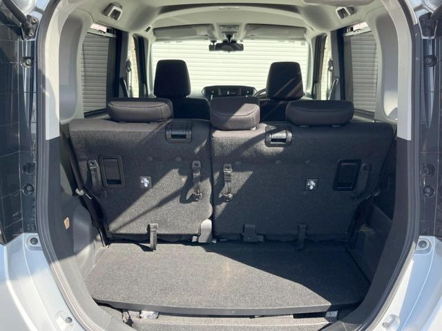 積み下ろしのしやすいデッキにはたっぷりと荷物を積み込んでいただけます。遊びから仕事まで、様々なシーンで頼れます♪